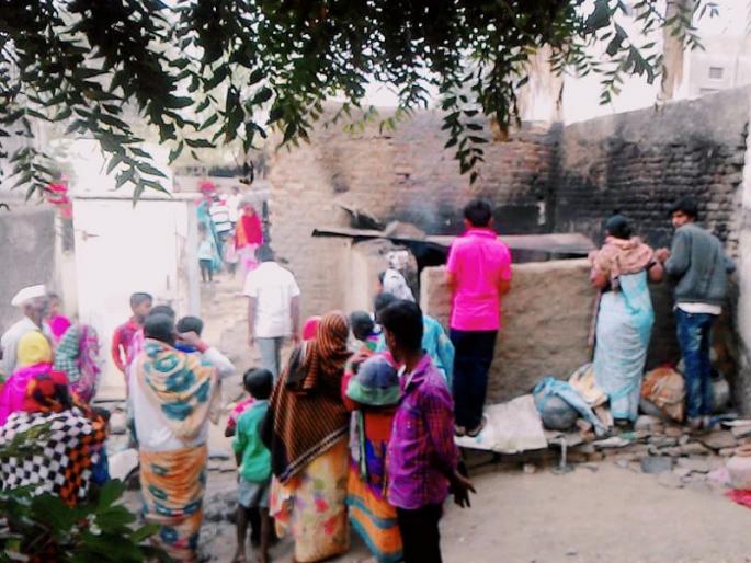 The burning of an elderly woman in a burnt fire in Geewrai house burns | गेवराईत घराला लागलेल्या आगीत वृद्ध महिलेचा जळून मृत्यू The burning of an elderly woman in a burnt fire in Geewrai house burns | गेवराईत घराला लागलेल्या आगीत वृद्ध महिलेचा जळून मृत्यू