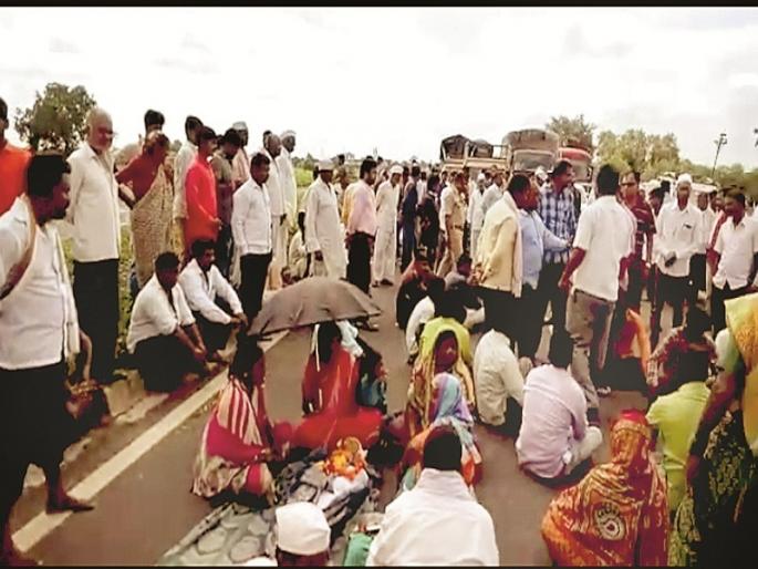 The body was laid on the highway with no room for burial | दफनविधीसाठी जागा नसल्याने महामार्गावर ठेवला मृतदेह The body was laid on the highway with no room for burial | दफनविधीसाठी जागा नसल्याने महामार्गावर ठेवला मृतदेह