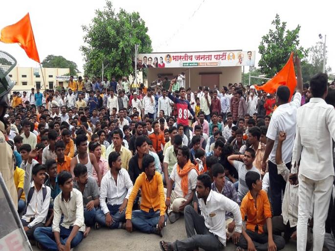 Maratha Kranti Morcha: The stone pelting of protesters at the residence and office of Pawar's MLA Pawar | Maratha Kranti Morcha : गेवराईचे आमदार पवार यांच्या घर व कार्यालयावर आंदोलकांची दगडफेक Maratha Kranti Morcha: The stone pelting of protesters at the residence and office of Pawar's MLA Pawar | Maratha Kranti Morcha : गेवराईचे आमदार पवार यांच्या घर व कार्यालयावर आंदोलकांची दगडफेक