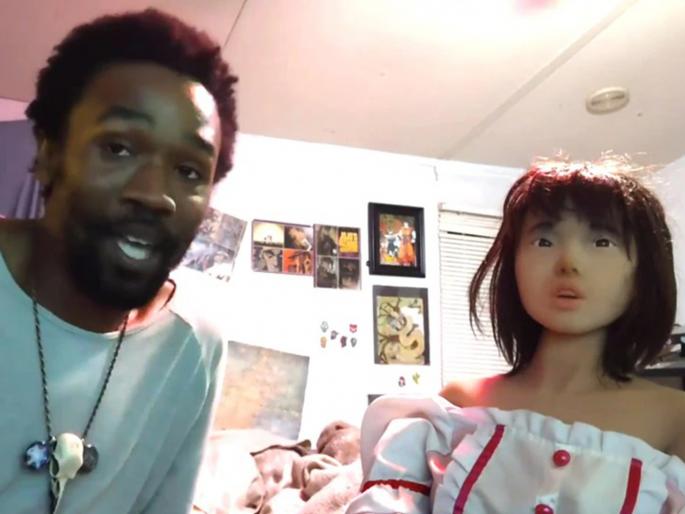 man makes doll his girlfriend shares experience | हा म्हणतो ही बाहुली माझी गर्लफ्रेंड, तिच्यासोबत जातो डेटवर अन् मारतो गप्पा