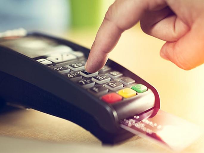 Woman leaves 5000 tip boyfriends credit card after fight news from America | रेस्टॉरन्टमध्ये गर्लफ्रेन्ड-बॉयफ्रेन्डचं भांडण, तरूणीने रागारागात दिली इतक्या लाखांची टिप!