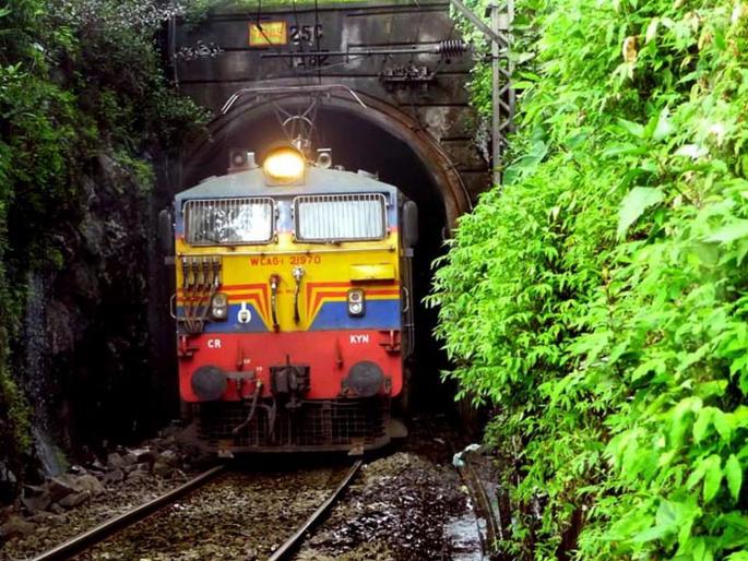 Konkan Railway stopped due to landslide at khajne tunnel | पेडणेनजीक खाजने बोगद्यात भींतीचा भाग कोसळल्याने कोकण रेल्वे ठप्प Konkan Railway stopped due to landslide at khajne tunnel | पेडणेनजीक खाजने बोगद्यात भींतीचा भाग कोसळल्याने कोकण रेल्वे ठप्प