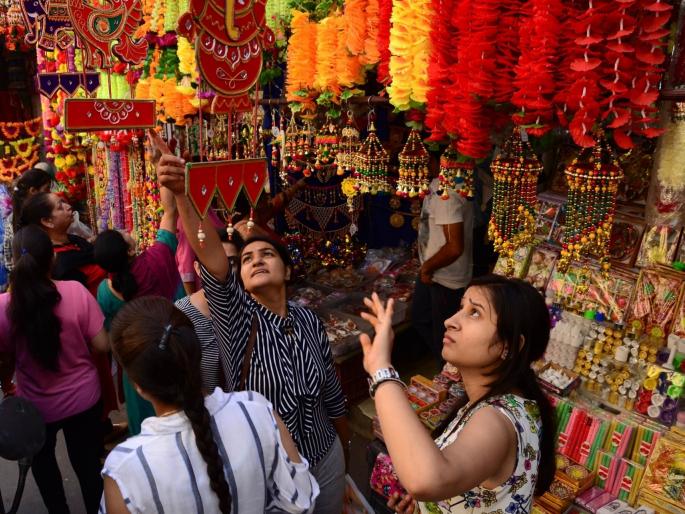 offers discounts galore customers flock to shops | ऑफर्स, सवलतींचा वर्षाव; दुकानांत ग्राहकांची झुंबड offers discounts galore customers flock to shops | ऑफर्स, सवलतींचा वर्षाव; दुकानांत ग्राहकांची झुंबड