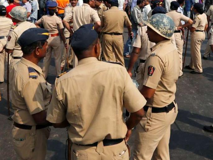 Police beat civilians; fir regestered on two youths who viral Video hrb | पोलीसांकडून नागरिकांना मारहाणीचा खोटा व्हिडीओ व्हायरल; दोघांवर गुन्हा Police beat civilians; fir regestered on two youths who viral Video hrb | पोलीसांकडून नागरिकांना मारहाणीचा खोटा व्हिडीओ व्हायरल; दोघांवर गुन्हा