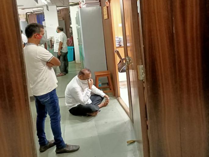 The contractor's fast at headquarters to get the bill; 100 crore bill still pending | बील मिळण्यासाठी ठेकेदाराचे मुख्यालयात उपोषण; 100 कोटींची बील अद्यापही पेंडीग