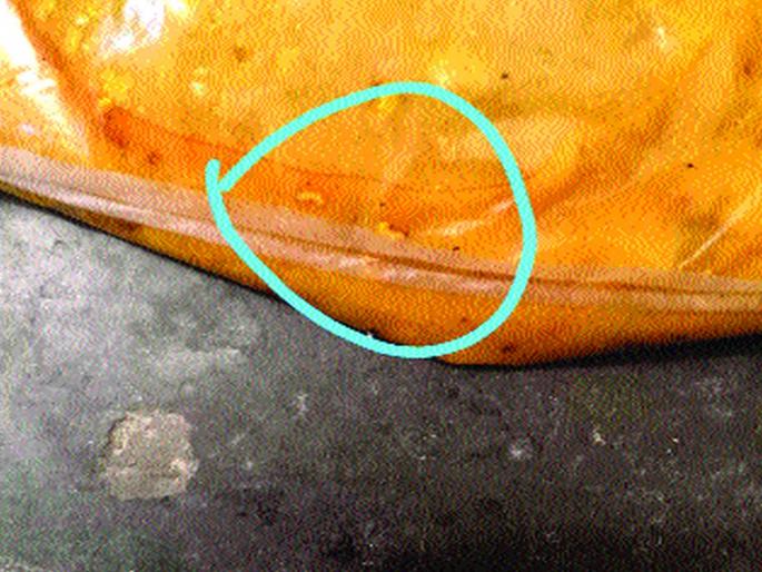 Larvae in a patient's meal at the Covid Center | कोविड सेंटरमधील रुग्णाच्या जेवणात अळ्या Larvae in a patient's meal at the Covid Center | कोविड सेंटरमधील रुग्णाच्या जेवणात अळ्या
