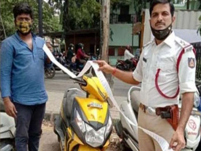 Traffic police cut of 42500 challan for not wearing helmet in bengaluru | बाबो! नियम मोडल्याने पोलिसांनी फाडली लांबच लांब पावती, दंडाची रक्कम पाहून अवाक् व्हाल Traffic police cut of 42500 challan for not wearing helmet in bengaluru | बाबो! नियम मोडल्याने पोलिसांनी फाडली लांबच लांब पावती, दंडाची रक्कम पाहून अवाक् व्हाल