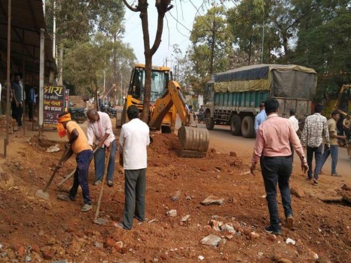 Municipality's bulldozer on encroachment has been running for five days in Bramhapuri | पाच दिवसांपासून चालतोय अतिक्रमणावर पालिकेचा बुलडोझर; शहरातील चौकांसह रस्त्यांनी घेतला मोकळा श्वास Municipality's bulldozer on encroachment has been running for five days in Bramhapuri | पाच दिवसांपासून चालतोय अतिक्रमणावर पालिकेचा बुलडोझर; शहरातील चौकांसह रस्त्यांनी घेतला मोकळा श्वास