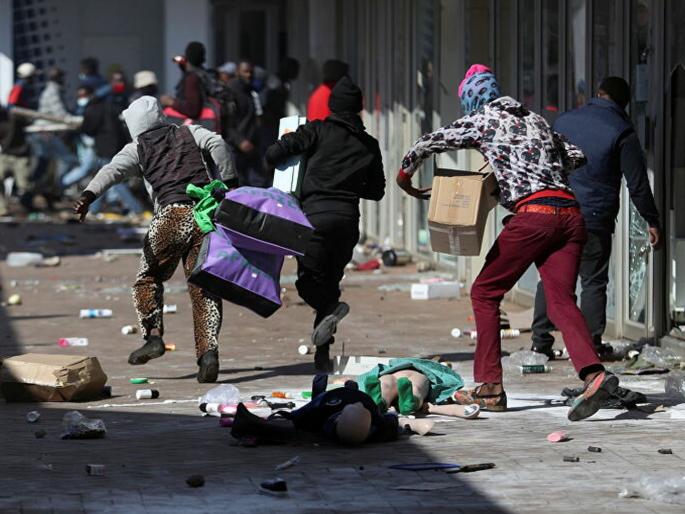 1.3 million Indians in crisis; UP's Gupta Brothers Behind South Africa riots, looting and turmoil | South Africa riots: दक्षिण आफ्रिकेमध्ये 13 लाख भारतीय संकटात; गुप्ता बंधूंच्या 'पापा'ची भोगतायत शिक्षा 1.3 million Indians in crisis; UP's Gupta Brothers Behind South Africa riots, looting and turmoil | South Africa riots: दक्षिण आफ्रिकेमध्ये 13 लाख भारतीय संकटात; गुप्ता बंधूंच्या 'पापा'ची भोगतायत शिक्षा