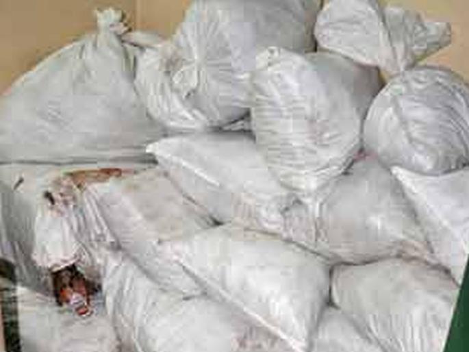 The Gutkha King of Latura was beaten by the Paelis; Gutkha worth Rs 25 lakh seized | लातुरातील गुटखा किंगला पाेलिसांचा दणका; १ काेटी २५ लाखांचा गुटखा जप्त The Gutkha King of Latura was beaten by the Paelis; Gutkha worth Rs 25 lakh seized | लातुरातील गुटखा किंगला पाेलिसांचा दणका; १ काेटी २५ लाखांचा गुटखा जप्त