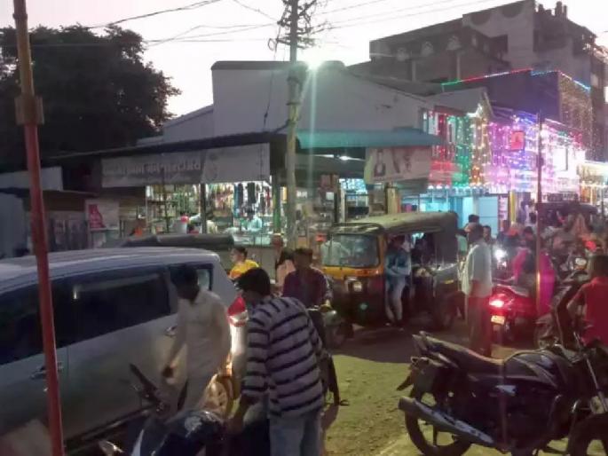 crime against 25 and five detained amid stone pelting in paratwada after firecracker burst near a religious place | परतवाड्यात धार्मिक स्थळाजवळ फोडले फटाके, आक्षेपार्ह घोषणा; २५ जणांविरोधात गुन्हा, पाच ताब्यात crime against 25 and five detained amid stone pelting in paratwada after firecracker burst near a religious place | परतवाड्यात धार्मिक स्थळाजवळ फोडले फटाके, आक्षेपार्ह घोषणा; २५ जणांविरोधात गुन्हा, पाच ताब्यात