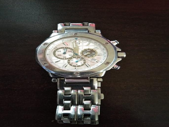 1 thousand watch returned to Saturn | ४८ हजारांचे घड्याळ शनीभक्ताला केले परत 1 thousand watch returned to Saturn | ४८ हजारांचे घड्याळ शनीभक्ताला केले परत