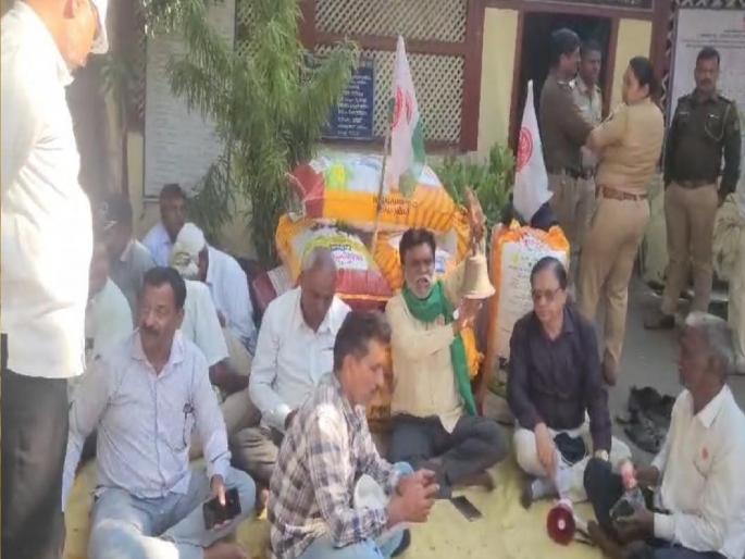 Start soybean procurement center Swabhimani holds bell ringing protest in front of Gadhinglaj provincial office | Kolhapur: सोयाबीन खरेदी केंद्र सुरू करा, 'स्वाभिमानी'चे गडहिंग्लज प्रांत कार्यालयासमोर घंटानाद आंदोलन 