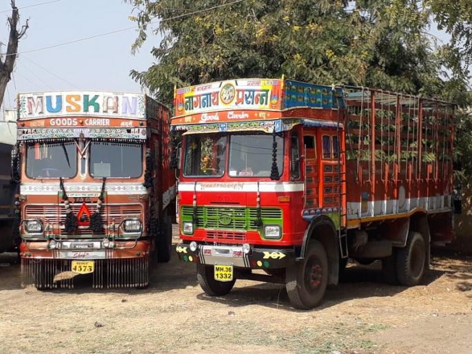 Lakhs of rupees goods was stolen by tied hands and feet of old age man; Police arrested 5 accused in 2 over night | वृध्दाचे हात-पाय बांधून लाखो रुपयांचा मुद्देमाल केला लंपास; पोलिसांनी रात्रभरातूनच २ ट्रकसह ५ आरोपी घेतले ताब्यात Lakhs of rupees goods was stolen by tied hands and feet of old age man; Police arrested 5 accused in 2 over night | वृध्दाचे हात-पाय बांधून लाखो रुपयांचा मुद्देमाल केला लंपास; पोलिसांनी रात्रभरातूनच २ ट्रकसह ५ आरोपी घेतले ताब्यात