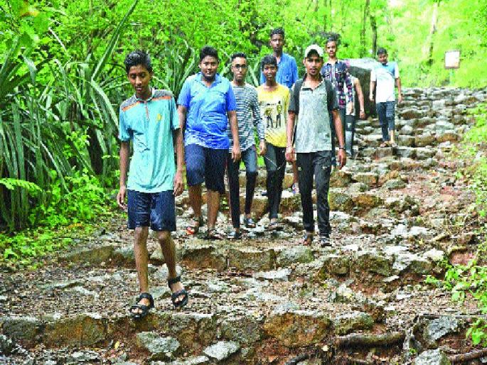 Tourist choices for Gawli Devi Falls | गवळीदेव धबधब्याला पर्यटकांची पसंती Tourist choices for Gawli Devi Falls | गवळीदेव धबधब्याला पर्यटकांची पसंती