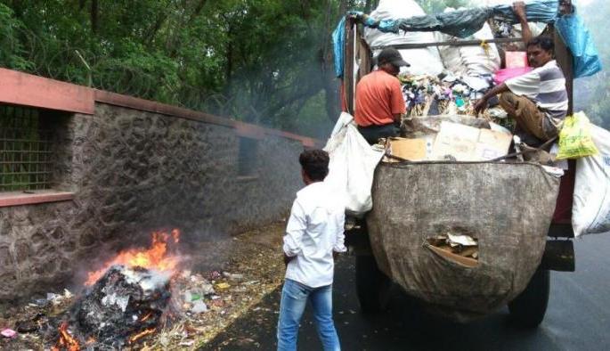 Dangerous buying question in Ashta Municipal corporation: controversy: 702 proposals of broods are approved | आष्टा पालिकेच्या सभेत घंटागाडी खरेदीप्रश्नी वादंग : घरकुलांचे ७०२ प्रस्ताव मंजूर Dangerous buying question in Ashta Municipal corporation: controversy: 702 proposals of broods are approved | आष्टा पालिकेच्या सभेत घंटागाडी खरेदीप्रश्नी वादंग : घरकुलांचे ७०२ प्रस्ताव मंजूर