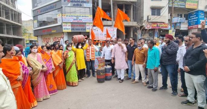 Shiv Sena's bell ringing against petrol, domestic gas price hike | पेट्राेल,घरगुती गॅस दरवाढ विराेधात शिवसेनेचा घंटानाद Shiv Sena's bell ringing against petrol, domestic gas price hike | पेट्राेल,घरगुती गॅस दरवाढ विराेधात शिवसेनेचा घंटानाद