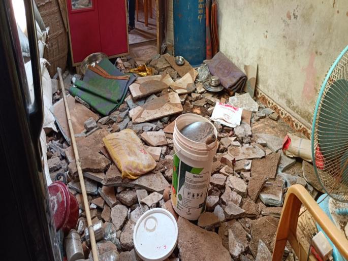 pune news gas explosion in house in mandoshi nephew seriously injured, major accident averted | खेड तालुक्यातील मंदोशी येथे गॅस स्फोट; घराचे मोठे नुकसान, एक जण गंभीर pune news gas explosion in house in mandoshi nephew seriously injured, major accident averted | खेड तालुक्यातील मंदोशी येथे गॅस स्फोट; घराचे मोठे नुकसान, एक जण गंभीर