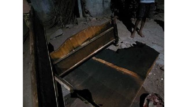 house destroyed in fire in lakhandur tehsil | देवघरातील दिव्याने केला घात, उंदराने पेटती वात पळविली अन्..