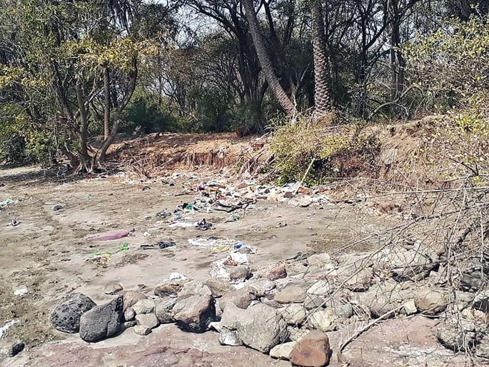 Work on the embankment of Gharapuri; JNPT's blowout blow | घारापुरीतील सागरी तटबंदीचे काम ठप्प; जेएनपीटीच्या हलगर्जीचा फटका Work on the embankment of Gharapuri; JNPT's blowout blow | घारापुरीतील सागरी तटबंदीचे काम ठप्प; जेएनपीटीच्या हलगर्जीचा फटका