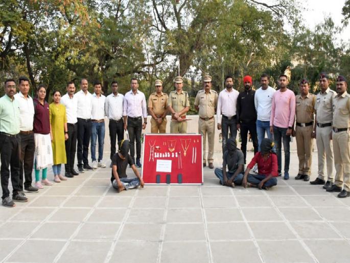 woman stole gold and silver jewellary worth 15 lakhs from her daughter's sasural; four arrested | विहिणबाई जोरात; व्याह्याच्या घरात साधला धाडसी चोरीचा डाव woman stole gold and silver jewellary worth 15 lakhs from her daughter's sasural; four arrested | विहिणबाई जोरात; व्याह्याच्या घरात साधला धाडसी चोरीचा डाव