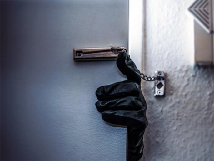 Burglary in three different parts of the city Instead of six and a half lakhs stolen | शहरातील तीन वेगवेगळ्या भागात घरफोडी; साडेसहा लाखांचा ऐवज चोरीस Burglary in three different parts of the city Instead of six and a half lakhs stolen | शहरातील तीन वेगवेगळ्या भागात घरफोडी; साडेसहा लाखांचा ऐवज चोरीस