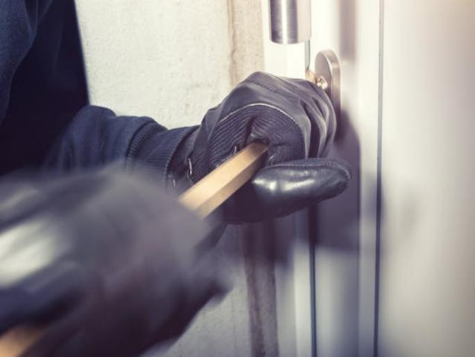 3 houses burglarized in Babhulgaon area of Indapur, property worth Rs 12 lakh looted | इंदापूरातील बाभुळगाव परिसरात ३ घरफोड्या, १२ लाखांचा ऐवज लुटला 3 houses burglarized in Babhulgaon area of Indapur, property worth Rs 12 lakh looted | इंदापूरातील बाभुळगाव परिसरात ३ घरफोड्या, १२ लाखांचा ऐवज लुटला