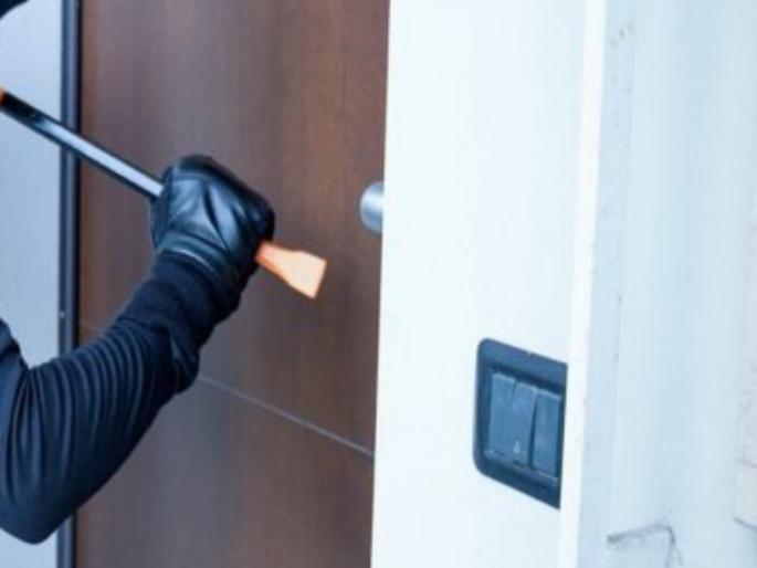 Thieves break into Rajgurunagar 3 locked flats, loot worth Rs 11 lakh | राजगुरूनगरमध्ये चोरट्यांचा धुमाकूळ; ३ बंद फ्लॅटचे दरवाजे तोडून तब्बल ११ लाखांचा ऐवज लंपास Thieves break into Rajgurunagar 3 locked flats, loot worth Rs 11 lakh | राजगुरूनगरमध्ये चोरट्यांचा धुमाकूळ; ३ बंद फ्लॅटचे दरवाजे तोडून तब्बल ११ लाखांचा ऐवज लंपास