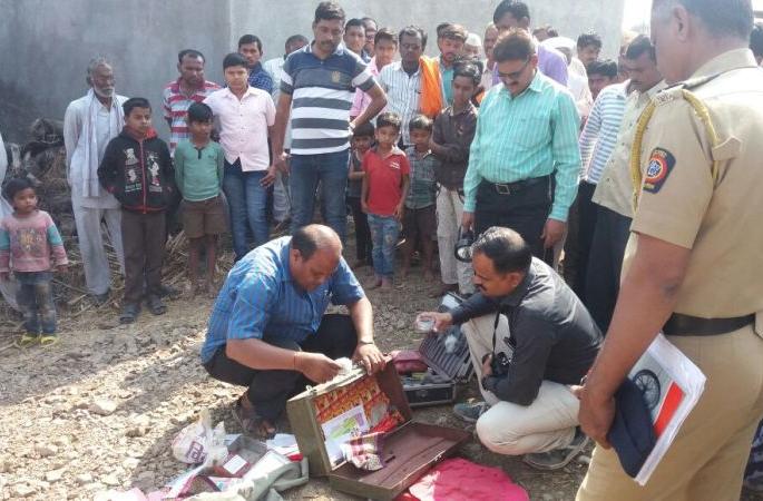 Akola: Five burglars at the same night at Umra. Lakhs of millions of rupees! | अकोला : उमरा येथे एकाच रात्री पाच घरफोड्या; लाखो रूपयांचा ऐवज लंपास! Akola: Five burglars at the same night at Umra. Lakhs of millions of rupees! | अकोला : उमरा येथे एकाच रात्री पाच घरफोड्या; लाखो रूपयांचा ऐवज लंपास!