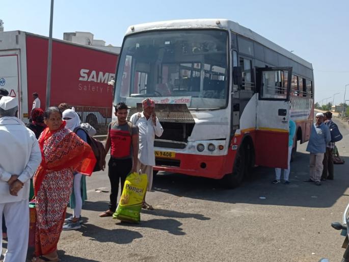 st bus burst smoke from pressure pipe a rush of passengers | प्रेशर पाईप फुटल्याने बसमधून धूर; प्रवाशांची तारांबळ  st bus burst smoke from pressure pipe a rush of passengers | प्रेशर पाईप फुटल्याने बसमधून धूर; प्रवाशांची तारांबळ