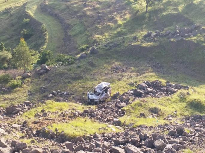 A car collapses on the Nashik-Pune highway: One killed, two injured | नाशिक-पुणे महामार्गावर कार दरीत कोसळली : एक ठार, दोन जखमी A car collapses on the Nashik-Pune highway: One killed, two injured | नाशिक-पुणे महामार्गावर कार दरीत कोसळली : एक ठार, दोन जखमी