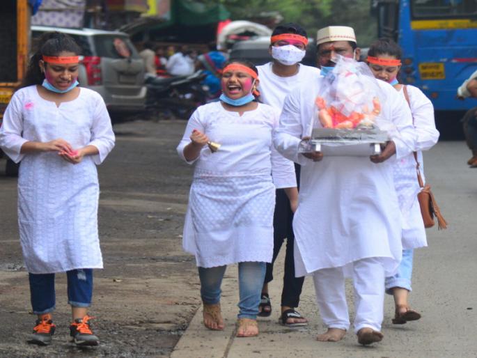 Arrival of 'Shree' in Pune in celebration of 'Ganapati Bappa Morya'; Bappa enthroned through flower arrangements, short scenes | पुण्यात ’गणपती बाप्पा मोरया’ च्या जल्लोषात ‘श्रीं’चे घरोघरी आगमन; फुलांची आरास, छोटखानी देखाव्यांच्या माध्यमातून बाप्पा विराजमान Arrival of 'Shree' in Pune in celebration of 'Ganapati Bappa Morya'; Bappa enthroned through flower arrangements, short scenes | पुण्यात ’गणपती बाप्पा मोरया’ च्या जल्लोषात ‘श्रीं’चे घरोघरी आगमन; फुलांची आरास, छोटखानी देखाव्यांच्या माध्यमातून बाप्पा विराजमान