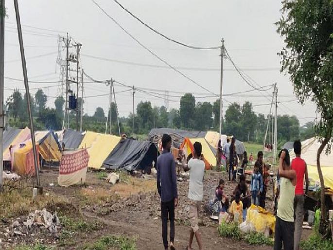 55 families who are wandering for a living will get rightful houses; Initiative of mla Bachchu Kadu | २० वर्षांपासून विविध दाखल्यासाठीची थांबली भटकंती; जगण्यासाठी भटकणाऱ्या कुटुंबाना हक्काची घरे 55 families who are wandering for a living will get rightful houses; Initiative of mla Bachchu Kadu | २० वर्षांपासून विविध दाखल्यासाठीची थांबली भटकंती; जगण्यासाठी भटकणाऱ्या कुटुंबाना हक्काची घरे