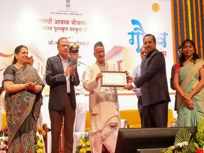 Thane Zilla Parishad in Gharkul Yojana honors the governor, top in the state | घरकुल योजनेत ठाणे जिल्हा परिषद राज्यात अव्वल, राज्यपालांच्या हस्ते सन्मान Thane Zilla Parishad in Gharkul Yojana honors the governor, top in the state | घरकुल योजनेत ठाणे जिल्हा परिषद राज्यात अव्वल, राज्यपालांच्या हस्ते सन्मान