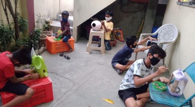 school kids made bird's nest | पक्ष्यांचे घरटे बनवण्यासाठी सरसावली शाळकरी चिमुकली.. school kids made bird's nest | पक्ष्यांचे घरटे बनवण्यासाठी सरसावली शाळकरी चिमुकली..