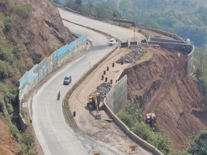 The dangerous road in Parashuram Ghat has not been repaired yet | Ratnagiri: बिकट घाट; परशुराम घाटातील खचलेले काँक्रिटीकरण ‘जैसे थे’