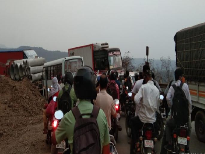 Traffic jam at Parashuram Ghat on Mumbai Goa highway | Parshuram Ghat: परशुराम घाटात वाहतूक ठप्प Traffic jam at Parashuram Ghat on Mumbai Goa highway | Parshuram Ghat: परशुराम घाटात वाहतूक ठप्प