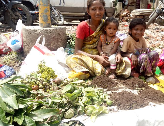 She plans to sell the soil for replacement | घटस्थापनेसाठी लागणारी माती विकून तिने केलीय घरच्या दसरा सणाची तजवीज ! She plans to sell the soil for replacement | घटस्थापनेसाठी लागणारी माती विकून तिने केलीय घरच्या दसरा सणाची तजवीज !