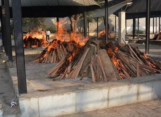 Ghats are insufficient for cremation in Nagpur. | नागपुरात अंत्यसंस्कारासाठी घाट पडताहेत अपुरे .. Ghats are insufficient for cremation in Nagpur. | नागपुरात अंत्यसंस्कारासाठी घाट पडताहेत अपुरे ..