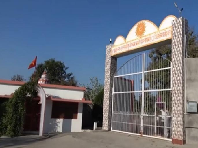 Four trucks loaded with gold ornaments and stolen valuables, case registered against seven persons, yavatmal | सोन्याच्या दागिन्यांसह चार ट्रक भरून मौल्यवान वस्तू पळविल्या, सात जणांविरुद्ध गुन्हा दाखल Four trucks loaded with gold ornaments and stolen valuables, case registered against seven persons, yavatmal | सोन्याच्या दागिन्यांसह चार ट्रक भरून मौल्यवान वस्तू पळविल्या, सात जणांविरुद्ध गुन्हा दाखल