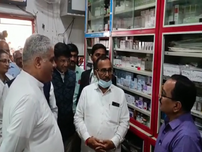 Life supporter of the poor! As many as 1200 beds in Aurangabad's Govt Hospital Ghati ; The Union Minister Bhupendra Singh Yadav was shocked to hear the number | गरिबांची जीवनदायिनी! घाटी रुग्णालयात तब्बल १२०० खाटा; संख्या ऐकून केंद्रीयमंत्री झाले थक्क Life supporter of the poor! As many as 1200 beds in Aurangabad's Govt Hospital Ghati ; The Union Minister Bhupendra Singh Yadav was shocked to hear the number | गरिबांची जीवनदायिनी! घाटी रुग्णालयात तब्बल १२०० खाटा; संख्या ऐकून केंद्रीयमंत्री झाले थक्क