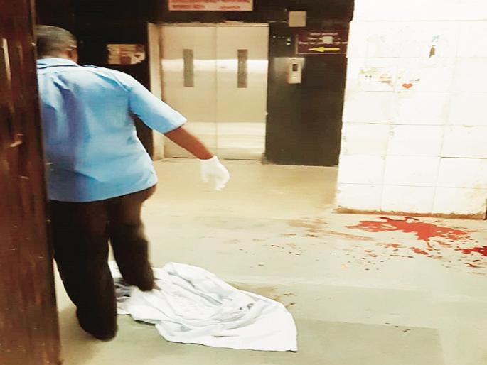 Newborn infant death due to lack of stretcher in Ghati hospital Aurangabad | घाटी रुग्णालयात स्ट्रेचरअभावी नवजात बाळाचा मृत्यू Newborn infant death due to lack of stretcher in Ghati hospital Aurangabad | घाटी रुग्णालयात स्ट्रेचरअभावी नवजात बाळाचा मृत्यू