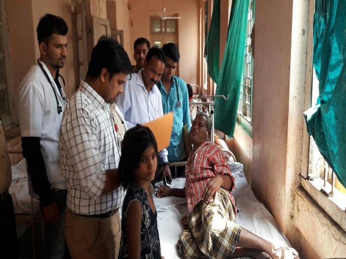 The hospital admitted that it was rehabilitated for the treatment of the patient | रुग्णालयाची बदनामी केली म्हणून हाकलेला 'तो ' रुग्ण उपचारासाठी पुन्हा घाटीत दाखल The hospital admitted that it was rehabilitated for the treatment of the patient | रुग्णालयाची बदनामी केली म्हणून हाकलेला 'तो ' रुग्ण उपचारासाठी पुन्हा घाटीत दाखल