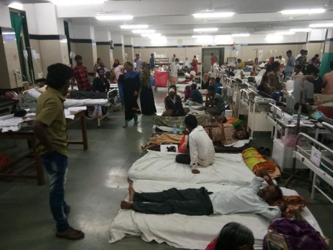 Three hundred patients 'on the ground' in Ghati hospital | घाटीत तीनशेवर रुग्ण 'जमिनीवर'  Three hundred patients 'on the ground' in Ghati hospital | घाटीत तीनशेवर रुग्ण 'जमिनीवर'