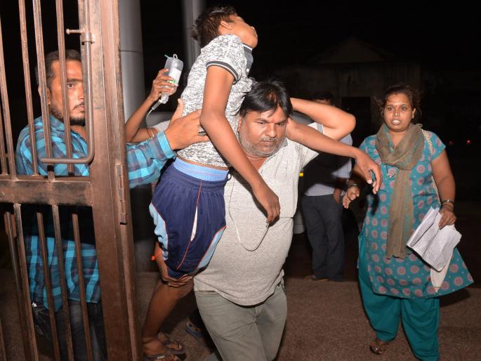 Negligence in medical care; patient not get enough treatment in the ghati hospital! | घाटी रुग्णालयातील वैद्यकीय सेवेचा कारभार काही सुधारेना !; सर्पदंश झालेल्या मुलाच्या उपचारासाठी पालकांची परवड Negligence in medical care; patient not get enough treatment in the ghati hospital! | घाटी रुग्णालयातील वैद्यकीय सेवेचा कारभार काही सुधारेना !; सर्पदंश झालेल्या मुलाच्या उपचारासाठी पालकांची परवड