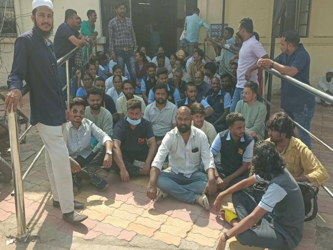 On Diwali, contract employees on strike in government hospital valley | ऐन दिवाळीत शासकीय रुग्णालय घाटीत कंत्राटी कर्मचारी संपावर On Diwali, contract employees on strike in government hospital valley | ऐन दिवाळीत शासकीय रुग्णालय घाटीत कंत्राटी कर्मचारी संपावर
