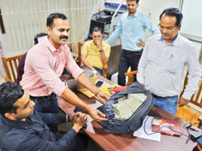 72 lakh found in car in Ghatkopar; Action of election officials, investigation by income tax department started | घाटकोपरमध्ये कारमध्ये सापडले 72 लाख; निवडणूक अधिकाऱ्यांची कारवाई, आयकर विभागाकडून तपासणी सुरू 72 lakh found in car in Ghatkopar; Action of election officials, investigation by income tax department started | घाटकोपरमध्ये कारमध्ये सापडले 72 लाख; निवडणूक अधिकाऱ्यांची कारवाई, आयकर विभागाकडून तपासणी सुरू