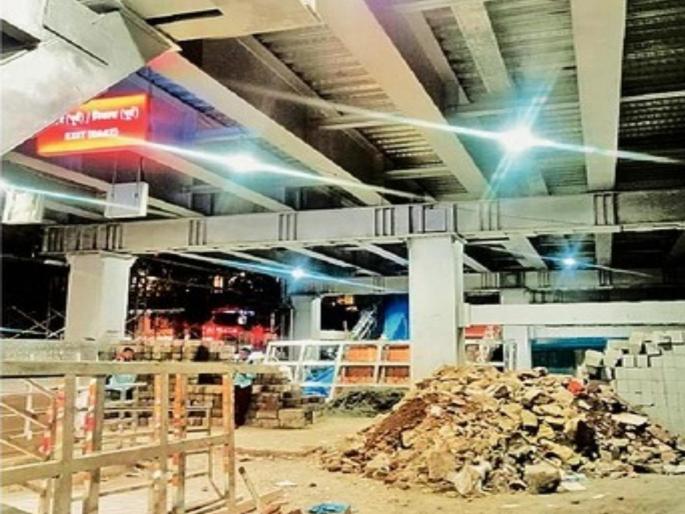 in mumbai makeover of ghatkopar railway station is going on station became dumping ground passengers expressed their anger   | घाटकोपर रेल्वेस्थानक आहे की डम्पिंग ग्राउंड? प्रवाशांनी व्यक्त केला संताप   in mumbai makeover of ghatkopar railway station is going on station became dumping ground passengers expressed their anger   | घाटकोपर रेल्वेस्थानक आहे की डम्पिंग ग्राउंड? प्रवाशांनी व्यक्त केला संताप