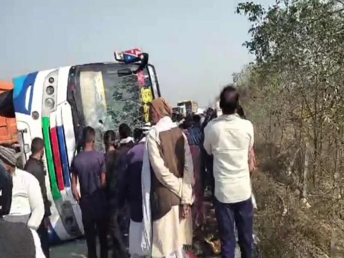 Horrible accident in Ghazipur bus from of Nepal pilgrims overturned one dead 24 injured | महाकुंभासाठी आलेल्या नेपाळच्या यात्रेकरूंची बस उलटली; गुटखा खाण्यासाठी ड्रायव्हरने सोडलं स्टेअरिंग
