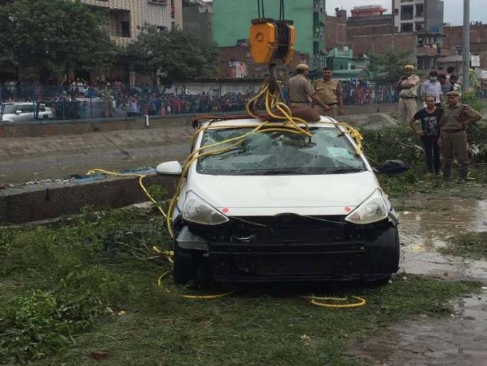 The death of two of the Ghazipur dumping ground in Delhi collapsed and some have died | दिल्लीतील गाजीपूरमध्ये कच-याचा ढिग कोसळला; घटनास्थळी बचावकार्य सुरु, दोघांचा मृत्यू  The death of two of the Ghazipur dumping ground in Delhi collapsed and some have died | दिल्लीतील गाजीपूरमध्ये कच-याचा ढिग कोसळला; घटनास्थळी बचावकार्य सुरु, दोघांचा मृत्यू